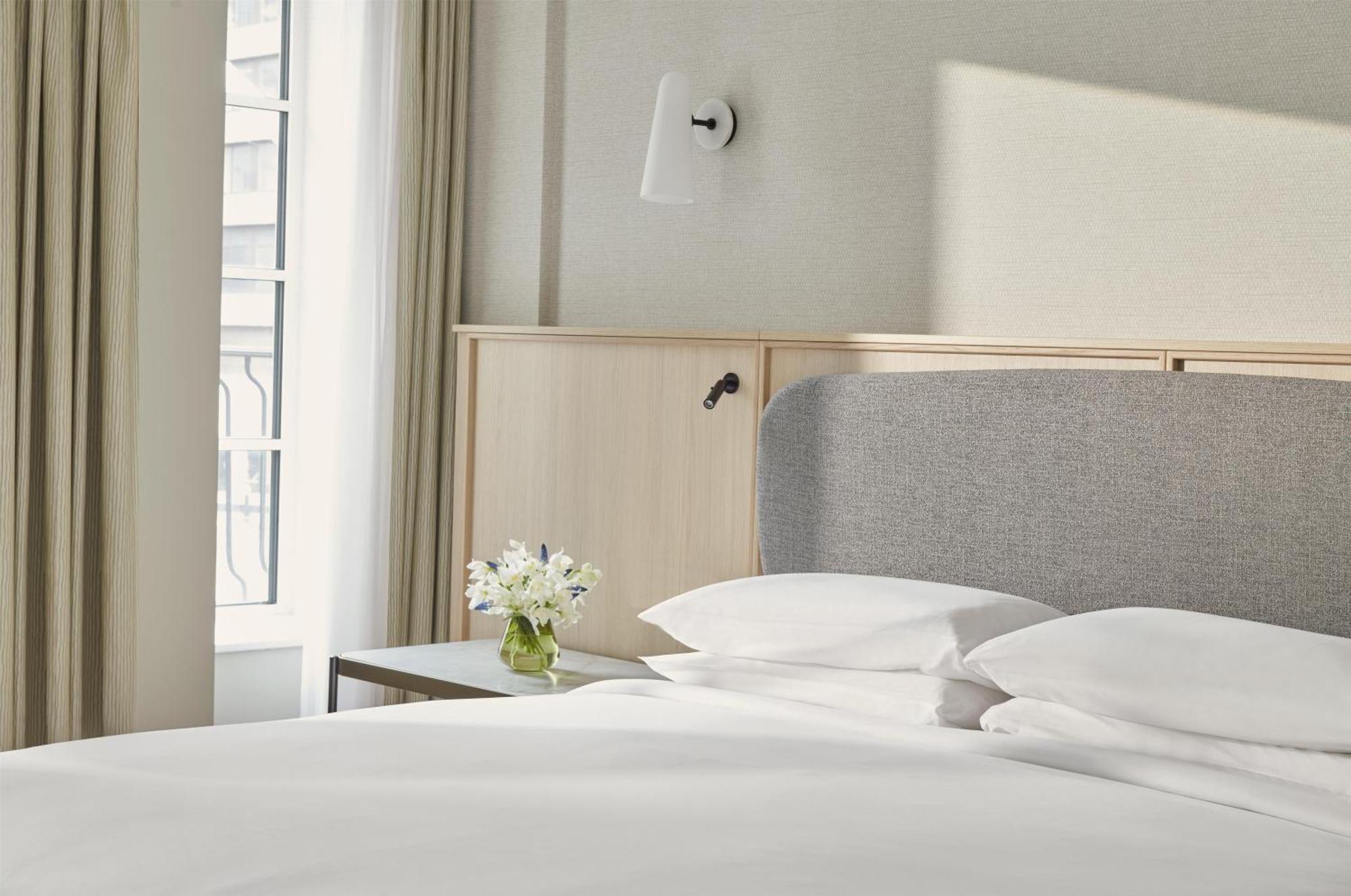 Chambre Lit King-Size pour Personnes à Mobilité Réduite avec Douche Accessible aux Personnes à Mobilité Réduite